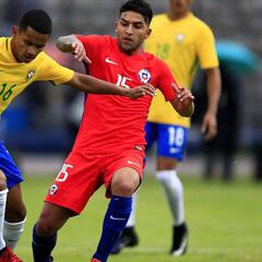 Chile rescata un trabajado empate con un jugador menos