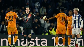 Lunin, del Real Madrid, felicitado por Rüdiger y Tchouameni.