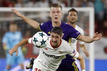 El defensa del Sevilla, Sergio Escudero, y Aleks Pihler, del Maribor, en una jugada del partido de la segunda jornada de la fase de grupos de la Liga de Campeones