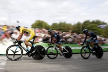 El equipo Sky con el líder del Tour Chris Froome (maillot amarillo).