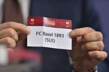 El embajador de la final de Turín, el ex internacional italiano Ciro Ferrera sostiene una tarjeta con el nombre del club de fútbol Basel durante el sorteo de los cuartos de final de la UEFA Europa League en la sede de la UEFA en Nyon.