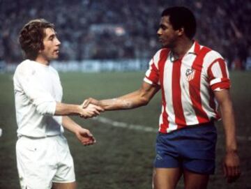 Velázquez saluda a Luiz Pereira en 1976 durante un encuentro Atlético de Madrid - Real Madrid