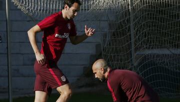 El defensa uruguayo del Atlético de Madrid Diego Godín (i) durante el entrenamiento realizado hoy en la Ciudad del Fútbol de Las Rozas de cara al partido de la séptima jornada de Liga que el conjunto rojiblanco disputa mañana ante el Valencia en Mestalla.