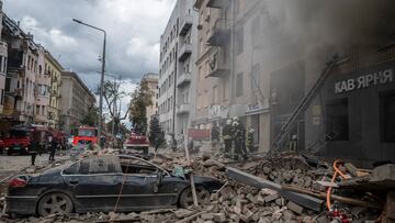 Firefighters work at the site of a residential building hit by a Russian military strike, amid Russia's attack on Ukraine, in Kharkiv, Ukraine September 6, 2022.  REUTERS/Viacheslav Ratynskyi