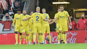 Varios jugadores del Cádiz festejan el tanto de Salvi.