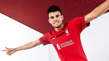 Luis Díaz con la nueva camiseta de Liverpool para la temporada 2022/23.