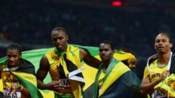 Bolt, flanqueado por Blake, Carter y Frater, con los que batió el récord mundial de 4x100.