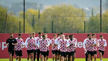 Los jugadores del Girona FC durante el entrenamiento que su equipo realizó ayer en la ciudad deportiva del club para preparar el partido de Liga de Campeones que hoy disputarán ante el Slovan Bratislava en el Estadio Municipal de Montilivi. EFE/David Borrat