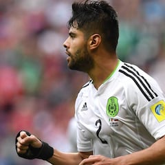 Néstor Araújo no para en verano