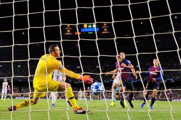 1-0. Rafinha marcó le primer gol.