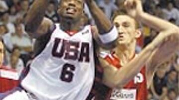 Dwayne Wade entra a canasta.