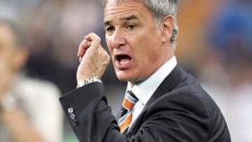 <b>REFLEXIÓN. </B>El técnico del Valencia ha reconocido su metedura de pata tras el partido.