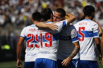 El jugador de Universidad Catlica Jose Pedro Fuenzalida celebra despues de convertir un gol contra Universidad Catlica durante el partido de primera division realizado en el estadio Monumental de Santiago, Chile
