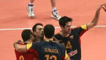 <b>A LA FINAL. </b>Los jugadores españoles celebran su clasificación para la final del Preolímpico.