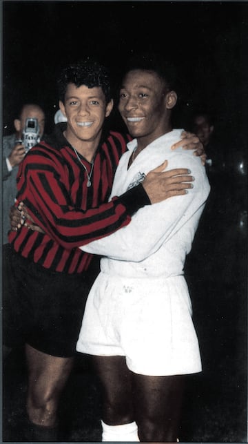 1963. Copa Intercontinental, partido de ida, estadio de San Siro. Milan-Santos. en la imagen Pelé con Amarildo, ambos jugadores de la selección de Brasil.