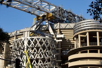 Así avanzan las obras remodelación y modernización del Santiago Bernabéu. Ni las lluvias de elevada intensidad caídas en la capital ni los efectos de la DANA climatológica que están afectando a toda España han frenado el ritmo de las obras cuya finalización está prevista para principio del mes de octubre de 2022, aunque es factible que la finalización de la reforma finalice unos meses antes de lo previsto.