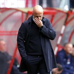 Arne Slot hablará con Santiago Giménez por “exceso de confianza”