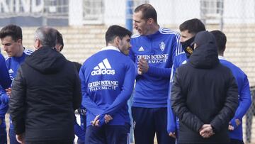 Petrovic, en el centro de la imagen, durante un entrenamiento del Real Zaragoza.