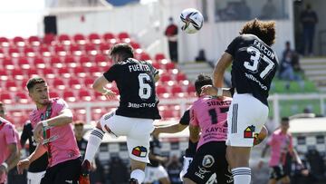 Futbol, Palestino vs Colo Colo.
Fecha 24, campeonato nacional 2021.
El jugador de Colo Colo Maximiliano Falcon, derecha, juega el balón contra Palestino durante el partido de primera division realizado en el estadio La Cisterna.
Santiago,