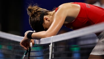 Tennis - Billie Jean King Cup Finals - Quarter Finals - Spain v Ukraine - Shenzhen Bay Sports Centre Arena, Shenzhen, China - September 17, 2025 Spain's Paula Badosa reacts during her singles match against Ukraine's Elina Svitolina REUTERS/Tingshu Wang