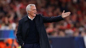 SL Benfica's Portuguese head coach Jose Mourinho shouts to players during the UEFA Champions League league phase day 4 football match between SL Benfica and Bayer Leverkusen at Estadio da Luz in Lisbon on November 5, 2025. (Photo by FILIPE AMORIM / AFP)