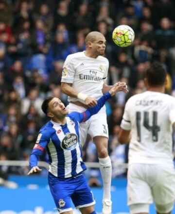 Pepe salta a por el balón ante el delantero del Deportivo Lucas Pérez.