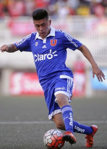 De la cantera azul, el joven delantero de 18 años se ganó un lugar en el plantel de honor de Universidad de Chile. Jugó 4 partidos en el Torneo de Apertura y sumó 256 minutos en cancha. 