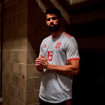 Diego Costa visitiendo la camiseta alterna de la Selección Española