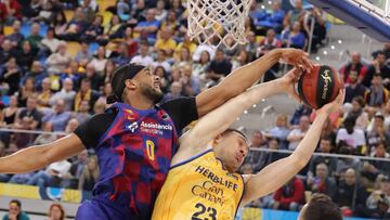 GRAFCAN848. LAS PALMAS DE GRAN CANARIA, 09/02/2020.- El jugador del Barcelona Brandon Davies (i), y el del Herbalife Gran Canaria Beqa Burjanadze (d), durante el partido de la liga ACB que ambos equipos disputaron este domingo en el Gran Canaria Arena, en Las Palmas de Gran Canaria. EFE/ Elvira Urquijo A.