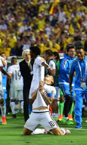 Colombia's James Rodriguez celebrates after scoring against Paraguay during a Copa America Centenario football match  in Pasadena, California, United States, on June 7, 2016.  / AFP PHOTO / Frederic J. Brown