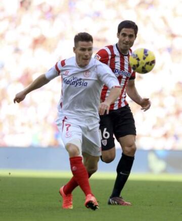 Xabier Etxeita persigue al delantero francés del Sevilla FC, Kevin Gameiro.