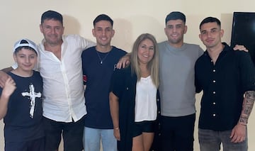 La familia Pastrán. De izquierda a derecha: Tiziano, Gustavo, Ezequiel, Angélica, Gonzalo y Lautaro.