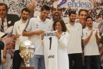 El Real Madrid de baloncesto visita el Ayuntamiento y la Comunidad de Madrid después de haber conseguido el titulo de la liga Endesa Ana Botella y Felipe Reyes