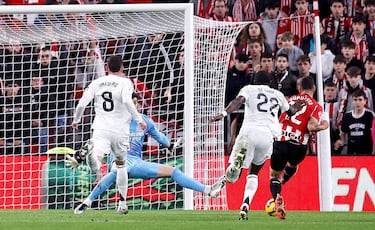 2-1. Grave error de Federico Valverde, que pierde el balón el balón cerca del área blanca. Gorka Guruzeta aprovecha la situación y, en el mano a mano, supera a Thibaut Courrtois.