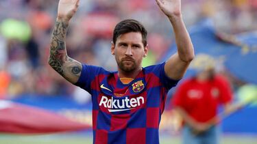 Messi saluda a la grada.