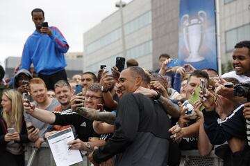 Ruud Gullit con los aficionados. 