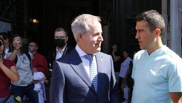 El presidente Jorge Mas dialoga con Zapater instantes antes de la ofrenda a la Virgen del Pilar.