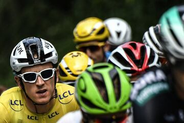 El galés Geraint Thomas luchando el maillot amarillo de líder.