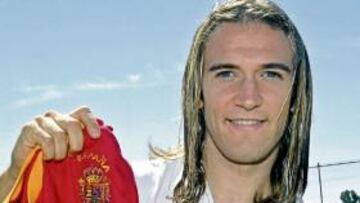 <b>ILUSIONADO. </b>Diego Capel posa con la camiseta de la Selección Española.