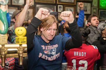 Los aficionados de los Patriots se reunieron en bares para ver el partido mientras comían alitas y bebían cervezas. En la imagen celebran la conversión de 3 puntos pateado por Gostkowski en el segundo cuarto.