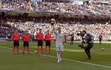 Cristiano ofreciendo el balón de oro 2016.