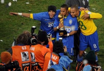Los jugadores brasileños celebran la Copa COnfederaciones tras ganar la final 3-2 a Estados Unidos.