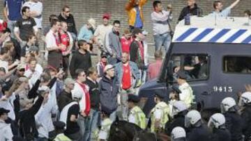 La Policía ha detenido a 76 hinchas del Ajax en vísperas del partido contra el Manchester United.