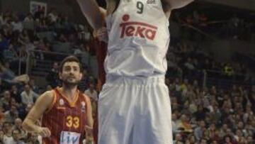 INSTINTO. Felipe Reyes captura un rebote. Lleva 1.288 en la Euroliga.