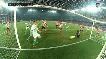 Otro posible gol fantasma en el 16' no concedido al Betis