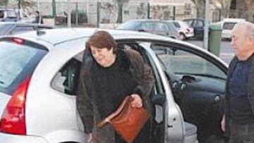 <b>DESOLACIÓN. </b>Los padres del piloto estaban hundidos a su llegada al hospital de Alicante.