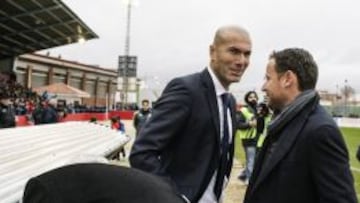 Zidane, dirigiendo un partido con el Casilla.