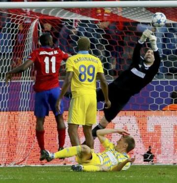 Jackson Martínez se quita la presión de varios partidos sin anotar. El estadio Vicente Calderón le demuestra cariño.