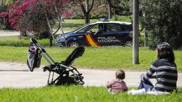 Un coche de policía en el Jardín del antiguo cauce del río Turia en València en al primera jornada de desconfinamiento de los menores