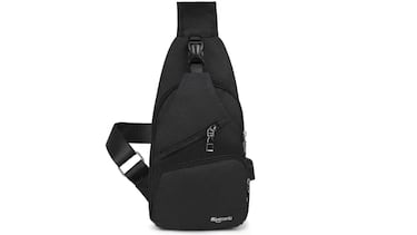 Los amantes de la montaña y las acampadas se han enamorado de la bolsa bandolera de Amazon impermeable y con puerto USB